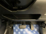【運転席アンダートレー】タオル等置くのに便利