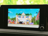 停車中にテレビ映像を楽しめる画面を備えています。色鮮やかな映像が表示され、休憩時間などに車内で過ごすひとときを彩ります。目的地でひと息つく際にも、映像を身近に楽しめる便利な装備です。