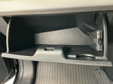 【グローブボックス】収納スペースが沢山あるので車内が散らからずに助かります。ちょっとした物を入れるのにいいですね♪