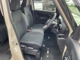 シートリフターは、運転席の座面を上下させて、体格に合わせて調整できる機能です。視界の確保やペダルの操作性、疲れにくさの向上に役に立ちます。