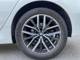 BMWならではの卓越した走りを支えるホイールと足回りです!日本車の走りに慣れている方にもぜひ体感して頂きたいほど、高いレベルでまとまっています!純正18インチアルミホイール。