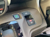 電子パーキングシステム搭載車です。ブレーキホールド機能もついております。アクセルペダルを踏めば自動的に解除します。