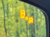 【ブラインドスポットモニタリング】走行中、ドアミラーの死角になりやすい箇所に後続車が接近するとサイドミラー付近に警告を表示、ドライバーに注意喚起をしてくれます。