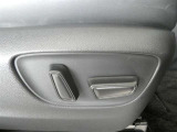 運転席電動シートは、シートポジションを細かく調整できるので長時間の運転もリラックスできますね。