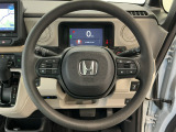 運転にかかわる様々な操作を安全に行えるように視点移動が少なく操作性に配慮されたスイッチ類が凝縮されたコクピットです。