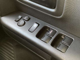 運転席の窓操作部分です。スイッチでミラーや窓の開閉が電動で行えます。