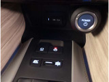 お車のキーはスマートキーです。キーを身につけた状態で車に近づき、ドアロックの解錠や施錠操作が出来ます。雨の日など両手がふさがっている時など、とっても便利ですね。
