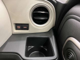 【運転席ドリンクホルダー】使いやすさに配慮したドリンクホルダー