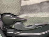運転手の体格に合わせて,運転席の座面の高さ調整ができるシートリフターが付いてます