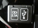USB充電ポートです。車内でスマホなど電子機器の充電が可能です♪
