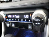 左右独立温度コントロールフルオートエアコンです。運転席、助手席それぞれで独立して温度設定ができます。冷え性の方が乗っても安心ですね♪