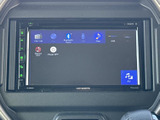 FM・AMやBluetooth、USB、iPodなど複数の音源が画面に並び、聴きたいメディアを選びやすい構成です。日々の移動中にお好みの音楽を楽しむ際に活用いただけます。