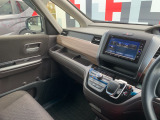助手席周辺はこのようになっております。運転手だけでなく助手席に一緒に乗られる方も広々と快適にお乗り頂けるような設計です!各種装備を次の写真からご案内いたしますのでご覧ください。