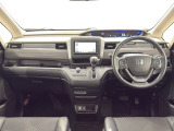 いつでも気持ちよく運転できて、使い勝手のいい収納や体をケアするシート、細部にまでこだわったインテリア♪