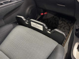 シートに置いた荷物を下に落下防止させます。