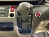 自然に手が届く距離に配置されたシフトレバー。