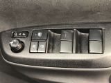 パワーウィンドウのスイッチです。運転席にいながら助手席や後席の窓を開け閉めできるので、大変便利です。
