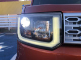 【LEDヘッドライト】 悪天候や夜間走行時も良好な視界を確保し、安心して運転できるLEDヘッドライトを装備!点灯速度が速く、消費電力も抑えられます。