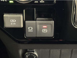 ホールド機能付電動パーキング装備です。信号待ちや坂道発進の際にとても便利な装備です。
