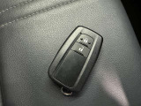 スマートキーをポケットやバッグに携帯していれば、キーを取り出すことなくドアハンドルを握り解錠、ドアハンドルのセンサーに触れるだけで施錠できます。