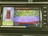 車両周辺を確認する映像に加え、上から見た車両の表示や目安線も画面に示されます。駐車時などに周囲の状況を確認しやすく、取り回しをサポートする装備です。