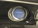 エンジンスタートボタンです。キーが車内にあれば、エンジンの始動・停止はブレーキを踏んでスイッチを押すだけ!キーを取り出す手間を省き、ワンプッシュでエンジンを操作するので簡単でスムーズです。