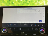 ナビゲーションや音楽など、日々の移動に役立つ機能をまとめて使える画面です。空調の表示や調整部も近くにあり、必要な情報を確認しながら快適な車内時間をお過ごしいただけます。