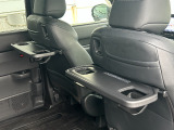 運転席・助手席のシート背面には格納式のテーブルがございますので、お子様のいるご家族にも喜ばれております♪