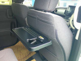 運転席背面にはテーブルが付いてます