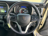 手元に複数のスイッチを備え、運転姿勢を大きく変えずに各種操作へアクセスしやすい構成です。メーターも前方視界の中で確認しやすく、運転時の使い勝手に配慮されています。