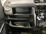 車検証入れになどにも使える便利な収納BOXあります。