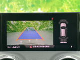 車両後方の映像にガイドラインが重なり、駐車時に周囲との距離感をつかむ目安になります。画面表示で後方確認を補助するため、車庫入れや縦列駐車の際にも便利です。