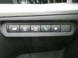 電動バックドア開閉、タイマー充電解除、オートブレーキホールド、ヘッドアップディスプレイオンオフ、プロパイロット時のハンドル支援のON/OFFスイッチ。