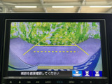 後方の様子を画面で確認でき、駐車時の位置合わせをサポートします。ガイド線も表示されるため、車庫入れや狭い場所での後退時に周囲へ注意を向けやすくなります。