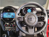 ミニ独特のゴーカートフィーリングと呼ばれる軽快なハンドリングはAT車、MT車のどちらでも楽しめます。