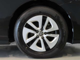 純正のアルミホイール装着車です。タイヤサイズは195/65R15です。