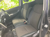 運転席と助手席は、落ち着いた色合いでまとめられた室内です。前方を見渡しやすく、シートの形状も身体を支えやすい印象で、足元を含めゆったり過ごせます。