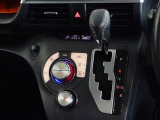 車内を快適に、オートエアコンを装備しています。