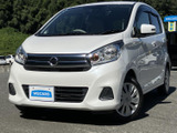 丸みのあるボディに、すっきりとしたフロントまわりが調和した印象的な佇まい。白い車体が明るく映え、前方から側面へ続くラインも自然で、街中にもなじみやすいデザインです。