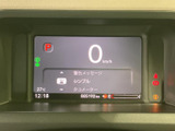 運転に必要な情報を一目で確認できる、見やすいメーターデザイン。直感的な表示で、運転操作をサポートします。