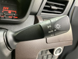 レバーには照明に関する表示がまとまり、運転席から目で確認しやすい配置です。手元で必要な表示を確かめられ、周囲のスイッチとの位置関係も分かりやすくなっています。