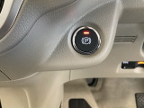 セレクトレバーの右下に電子制御パーキングブレーキがあります。スイッチひとつで、停車した地点の傾斜などをシステムが検知・判断してブレーキ力を自動的に制御し、しっかり停車できるパーキングシステムです。