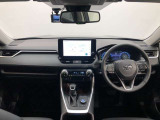 シンプルながら機能性あふれる運転席廻りです。視界性もよく、運転しやすいですよ。