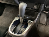 CVT車のセレクトレバーです。低速から高速まで、変速ショックのないスムーズな走りを実現するとともに、エンジン効率のよい領域を維持することで燃費にも貢献します。
