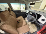 運転席は大きな座面と包み込むような背もたれが身体全体を支えます。上質なシートを採用し長時間の運転やコーナーの多い道も快適です。座ったときの頭上スペースも余裕たっぷりでロングドライブも楽チンです♪
