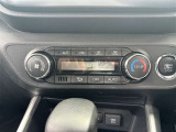 音頭設定をするだけで車内を快適に保ちやすいオートエアコンを装備!