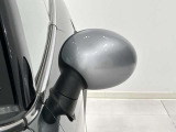 小さなパーツにもこだわりを。ミラーキャップを変えるだけで、MINIの印象を自分好みに。