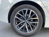 BMWならではの卓越した走りを支えるホイールと足回りです!日本車の走りに慣れている方にもぜひ体感して頂きたいほど、高いレベルでまとまっています!純正18インチアルミホイール。
