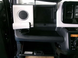 助手席の前に収納ボックスがあり車内の整理整頓に便利です