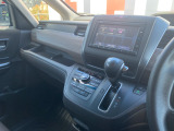 助手席周辺はこのようになっております。運転手だけでなく助手席に一緒に乗られる方も広々と快適にお乗り頂けるような設計です!各種装備を次の写真からご案内いたしますのでご覧ください。